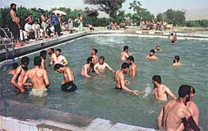 La única piscina pública que queda en Kabul, la del hotel Continental de la capital afgana, se reinauguró ayer después de diez años.