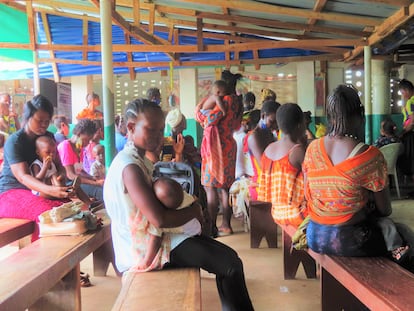 Un grupo de madres y niños esperando en un centro de salud de Tonkoli, al norte de Sierra Leona, uno de los distritos donde se lleva a cabo el proyecto MULTIPLY.