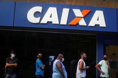 Fila em uma agência da Caixa no Rio de Janeiro no dia 29 de abril.