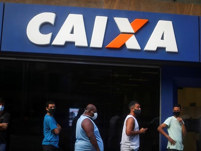 Fila em uma agência da Caixa no Rio de Janeiro no dia 29 de abril.