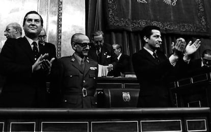 De izquierda a derecha, Alfonso Osorio, el general Gutiérrez Mellado y Adolfo Suárez, en noviembre de 1976.