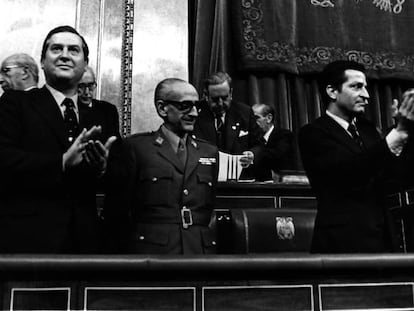 De izquierda a derecha, Alfonso Osorio, el general Gutiérrez Mellado y Adolfo Suárez, en noviembre de 1976.