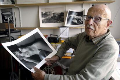 El fotógrafo parisino muestra una de sus obras en su casa de la capital francesa en el año 2004.