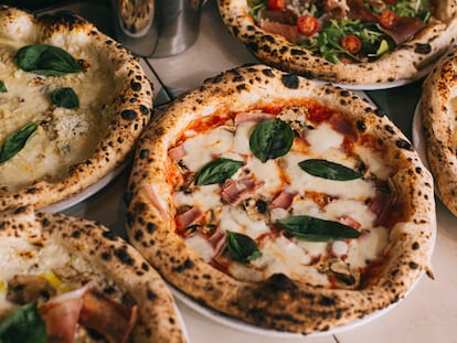 Grosso Napoletano es la única cadena de pizza artesanal de España que incorpora los cuatro pilares de la tradición napolitana: masa, horno, ingredientes y 'pizzaioli'. Una propuesta, fiel a la receta original, alejada de la pizza industrial.