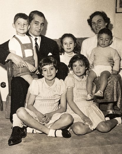 Carmen Laforet y Manuel Cerezales con sus cinco hijos.