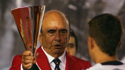 Bot&iacute;n com o trof&eacute;u da Copa Santander Libertadores 2008.