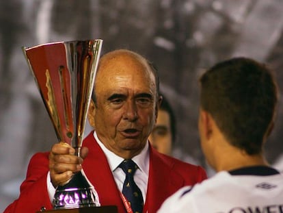 Bot&iacute;n com o trof&eacute;u da Copa Santander Libertadores 2008.