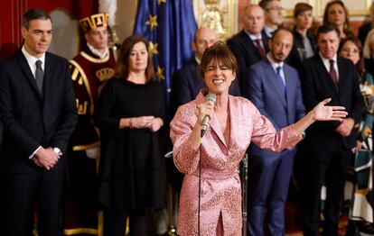 Actuación de la cantante María Berasarte, acompañada del contrabajo Martín Caminero, en el Salón de los Pasos Perdidos del Congreso de los Diputados.