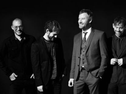 Los componentes de The National, con Matt Berninger, al centro, en una foto promocional.