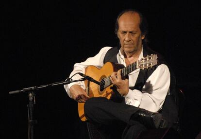 El guitarrista Paco de Lucía durante su actuación de 2010 en el Festival de Jazz de Vitoria.