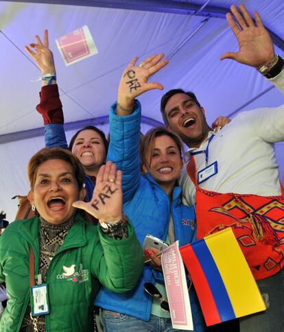 Colombianos celebran tras conocer los resultados de las elecciones.
