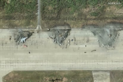 Imagen satelital de la empresa Maxar Technologies tomada el pasado 4 de mayo en la que se ve los restos de tres bombarderos rusos TU95MS en la base rusa de Olenya tras una ofensiva ucrania con drones.