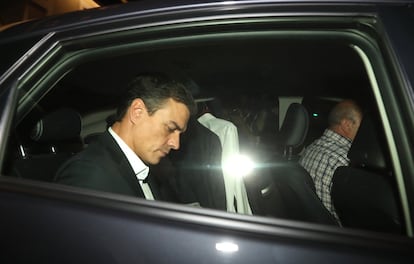 Pedro Sanchez abandona la sede del PSOE, en la madrileña calle de Ferraz, tras la renuncia de 17 miembros de la ejecutiva del PSOE, el 28 de septiembre de 2016.