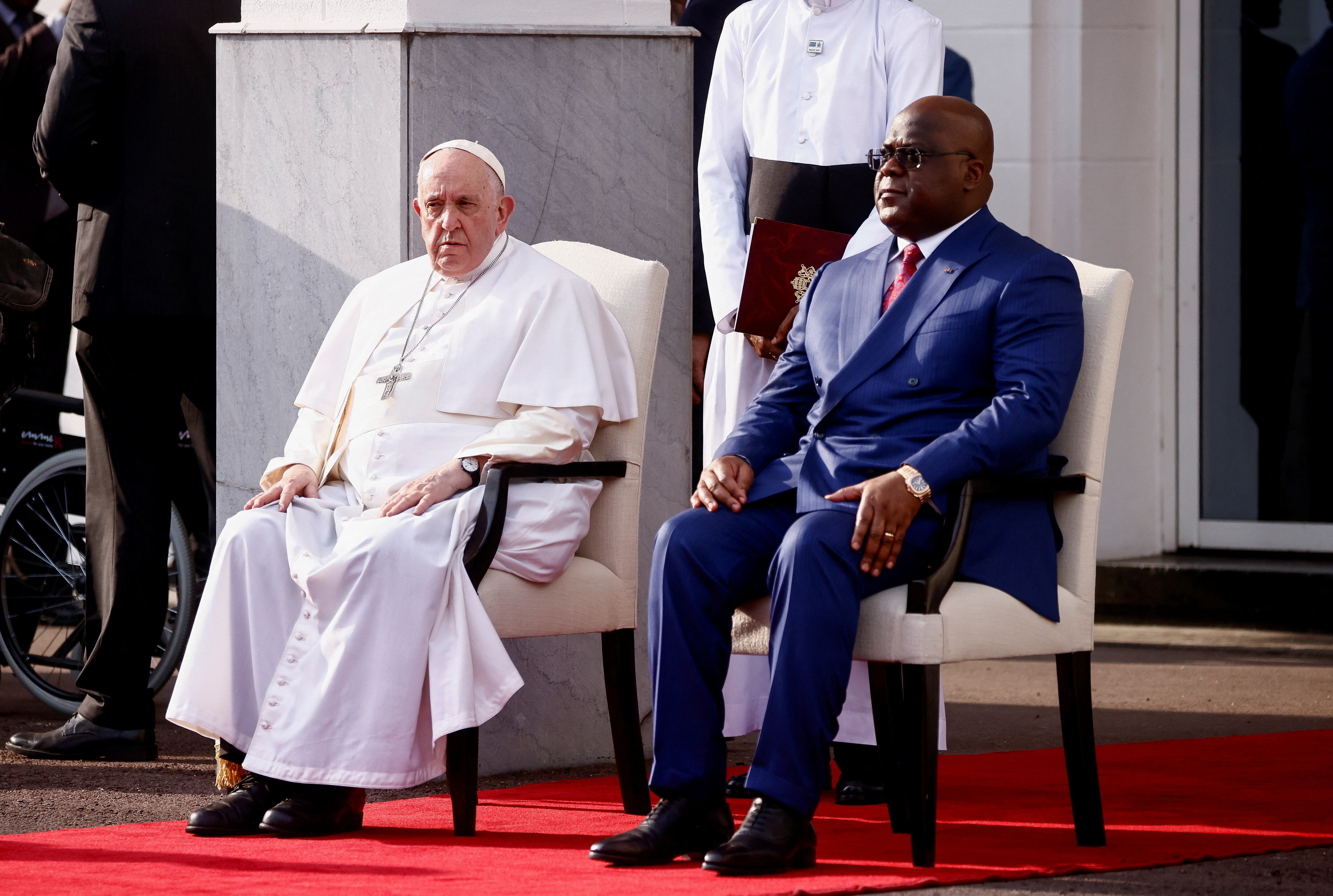 Francisco junto al presidente de la República Democrática del Congo, Félix Tshisekedi, durante la ceremonia de bienvenida en el Palacio de la Nación.