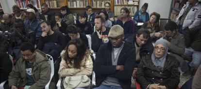 La Plataforma de Afectados por la Hipoteca se reúne los jueves en el Ateneo Popular Julia Romera de Santa Coloma.