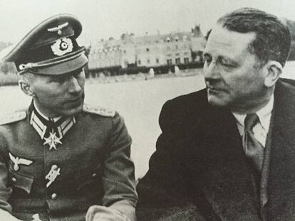 El escritor Ernst Jünger, a la izquierda, de uniforme, junto a Carl Schmitt, en Rambouillet en 1941.