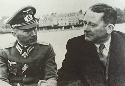 El escritor Ernst Jünger, a la izquierda, de uniforme, junto a Carl Schmitt, en Rambouillet en 1941.