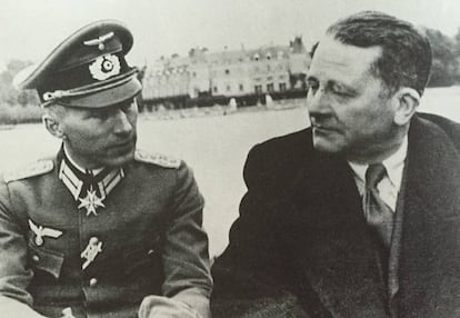 Ernst J&uuml;nger, a la izquierda, de uniforme, junto a Carl Schmitt, en Rambouillet en 1941