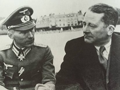 Ernst Jünger,d'uniforme, amb Carl Schmitt, a Rambouillet el 1941.