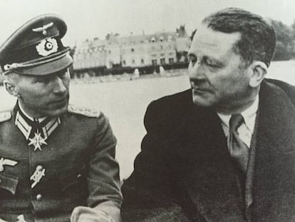 El escritor Ernst Jünger, a la izquierda, de uniforme, junto a Carl Schmitt, en Rambouillet en 1941.