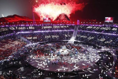 Fuegos artificiales que ponen punto final a la ceremonia de clausura de los Juegos Olímpicos de PyeongChang, el 25 de febrero de 2018.