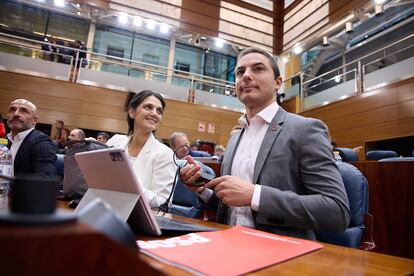 El portavoz del PSOE, Juan Lobato, y la diputada Pilar Sánchez Acera durante la segunda jornada del debate del estado de la región, en sus escaños. 