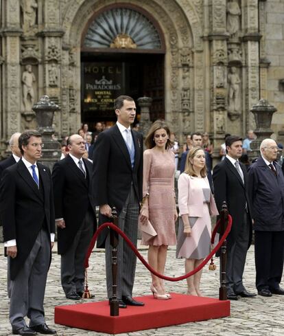 Los reyes escuchan el himno nacional junto al presidente de la Xunta, Alberto Núñez Feijóo (izquierda), la ministra de Fomento, Ana Pastor, el delegado del Gobierno en Galicia, Samuel Juárez, y el presidente del Consejo del Estado, José Manuel Romay Beccaría, a la derecha.