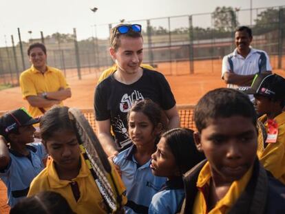 Jorge Lorenzo visita la escuela de tenis que la Fundación de Rafa Nadal ha impulsado junto a la de Vicente Ferrer en la India.