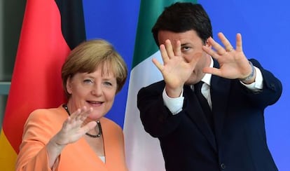 La canciller alemana, Angela Merkel, y el primer ministro italiano, Matteo Renzi, el 1 de julio en Berl&iacute;n.