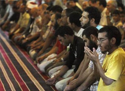 Cientos de musulmanes oran la mezquita de la M-30 de Madrid hoy.