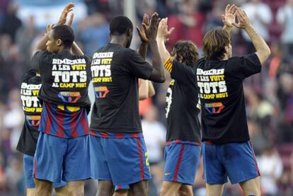 Piqué, Tourè y Keita, tras el partido del Barça ante el Xerez, con camisetas en las que se lee:"El miércoles a los ocho, ¡todos al Camp Nou! Remontada"