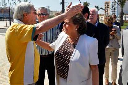 Un vecino discute con Barberá durante su visita al barrio de Patraix.