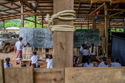 Los docentes del colegio U Moo Ta se ven obligados a separar las clases con cortinas improvisadas para hacer frente al hacinamiento de alumnos desplazados por la guerra.