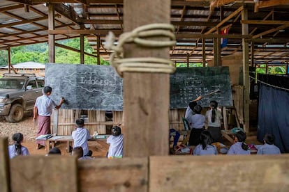 Los docentes del colegio U Moo Ta se ven obligados a separar las clases con cortinas improvisadas para hacer frente al hacinamiento de alumnos desplazados por la guerra.