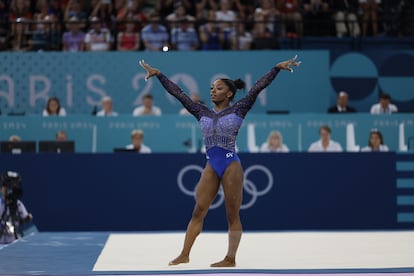 Simone Biles durante el ejercicio de suelo de Gimnasia Artística que le garantizó la medalla de oro en París.