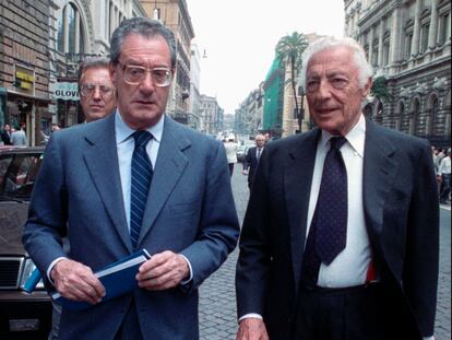 Cesare Romiti (izquierda), con Gianni Agnelli, presidente de Fiat, el 31 de mayo de 1988 en Roma.