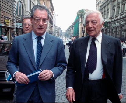 Cesare Romiti (izquierda), con Gianni Agnelli, presidente de Fiat, el 31 de mayo de 1988 en Roma.