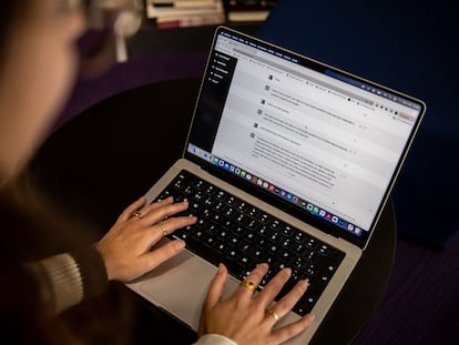 Una mujer utiliza en su portátil la aplicación de inteligencia artificial ChatGPT.