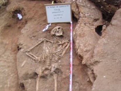 Esqueleto de una fosa común en La Puebla de Cazalla (Sevilla).