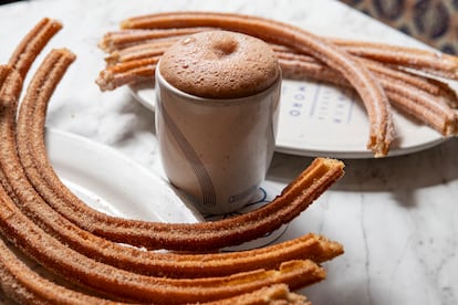 Churros de azúcar y de canela con chocolate caliente de la churrería El Moro, en Ciudad de México, el 6 de noviembre del 2024.