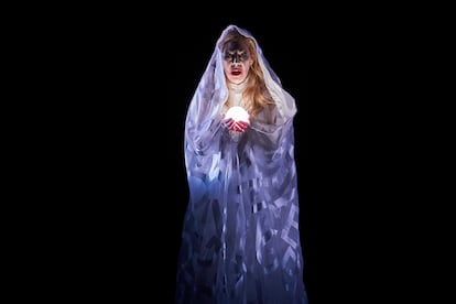 La soprano Sondra Radvanovsky durante la escena del sonambulismo de ‘Macbeth’, el jueves pasado en Barcelona.