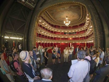 Numerosos visitarntes asisten a la reapertura del Teatro de la Comedia.