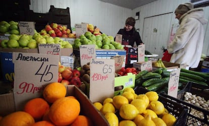 Un puesto de frutas con los precios en rublos rusos y grivnas ucranianas, en Donetsk.