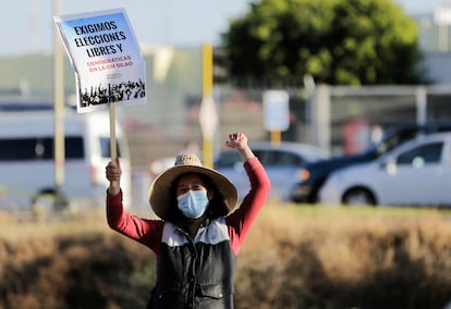 Una mujer hace campaña por un sindicato independiente en la planta de General Motors en Silao (Estado de Guanajuato), en febrero de 2022.