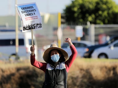 Una mujer hace campaña por un sindicato independiente en la planta de General Motors en Silao (Estado de Guanajuato), en febrero de 2022.