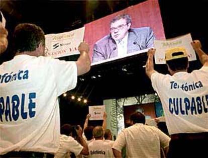 Trabajadores de Sintel protestan en el turno de respuestas del presidente de Telefónica ayer en la junta.