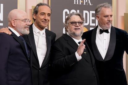 El escritor de las letras de la película 'Pinocho' (Netflix, 2022), Roeban Katz, junto al compositor de la música, Alexandre Desplat, y los codirectores: Guillermo del Toro y Mark Gustafson, llegan a la ceremonia de premiación de los Globos de Oro, este martes.