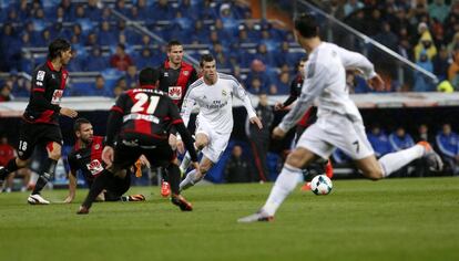 Bale controla el balón perseguido por Rat, Zé Castro y Arbilla