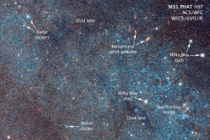 Una ampliación comentada por los astrónomos que han elaborado esta imagen del Hubble. En el se diferencian las regiones propias de Andrómeda de otras estrellas y galaxias.