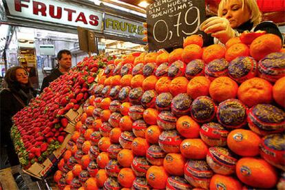 Mandarinas y fresas en un puesto de frutas del mercado de la Boquería de Barcelona.